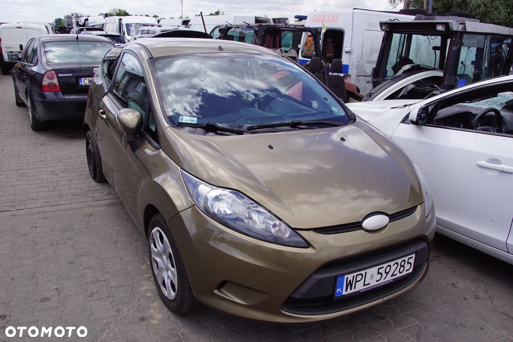 Auto na części - Ford Fiesta MK7 1.25 82 KM SNJA 8A6R-7002-JK CFSC 2012R Silnik Skrzynia Drzwi Maska Błotnik Zderzak Klapa Lampa Lusterko Lampa Szyba Deska Kokpit Sterownik Moduł Czujnik Licznik Panel Kierownica - 1