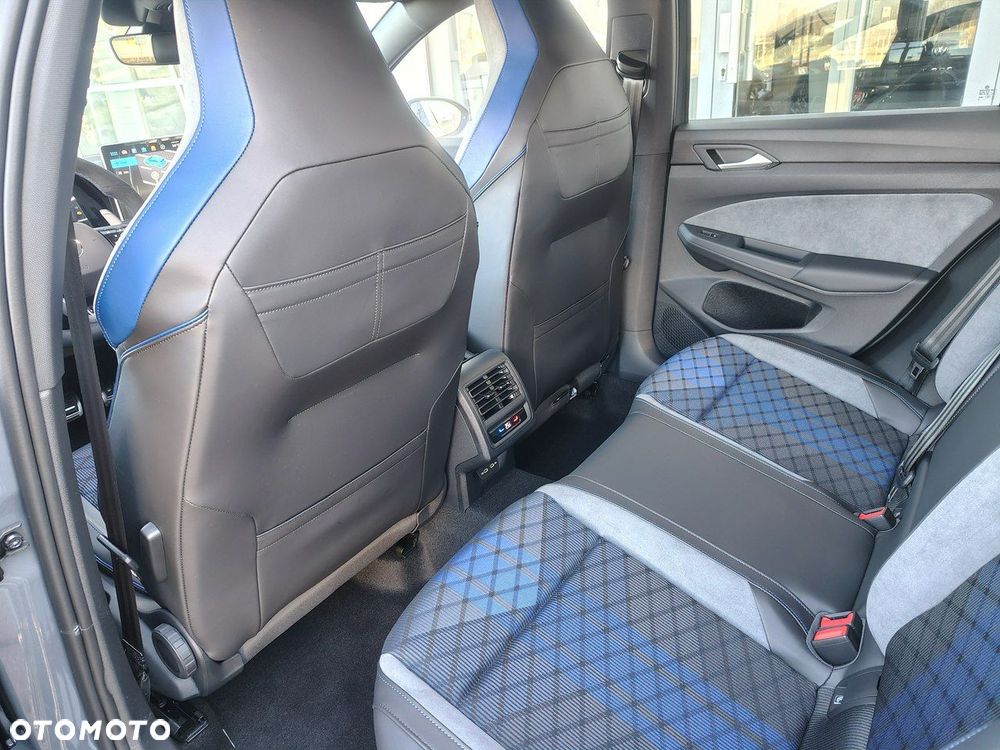 Volkswagen Golf - 10