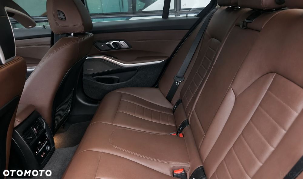 BMW Seria 3 330i xDrive Luxury Line - 9
