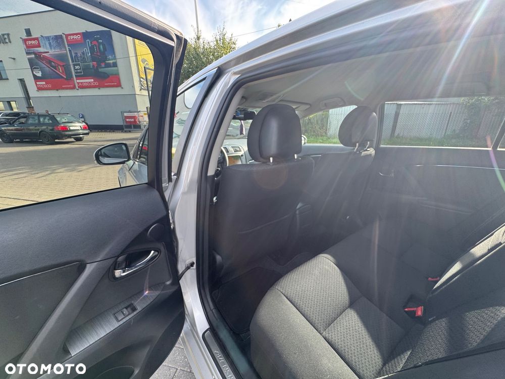 Toyota Avensis 2.2 D-CAT Combi Executive - 19