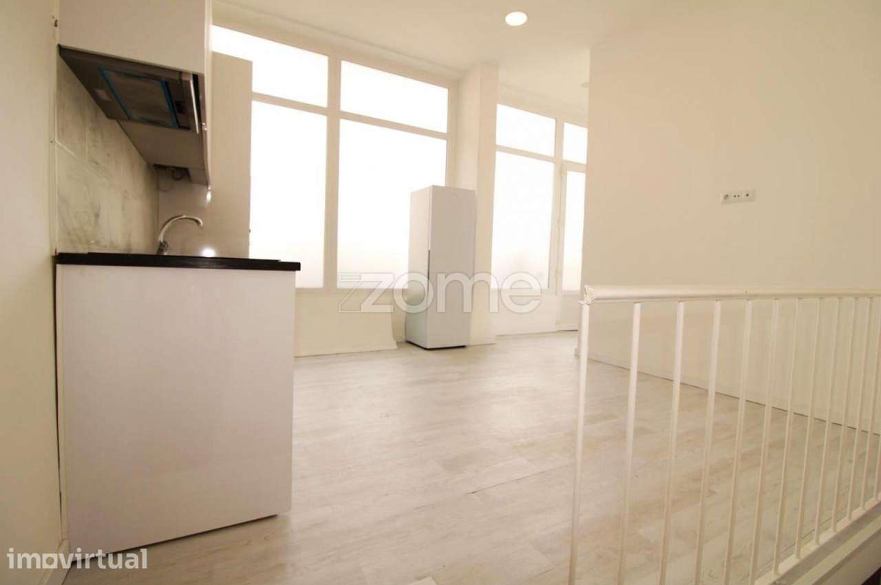 Loja Transformada em Espaço Habitacional Moderno no Laranjeiro Almada - Grande imagem: 2/21