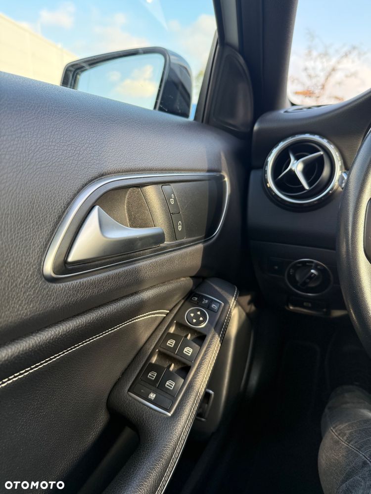 Mercedes-Benz GLA 200 7G-DCT Urban - 15