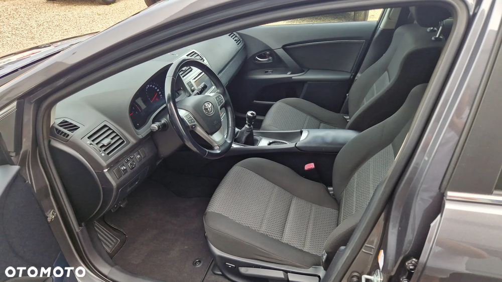 Toyota Avensis Combi 1.8 Executive - 8