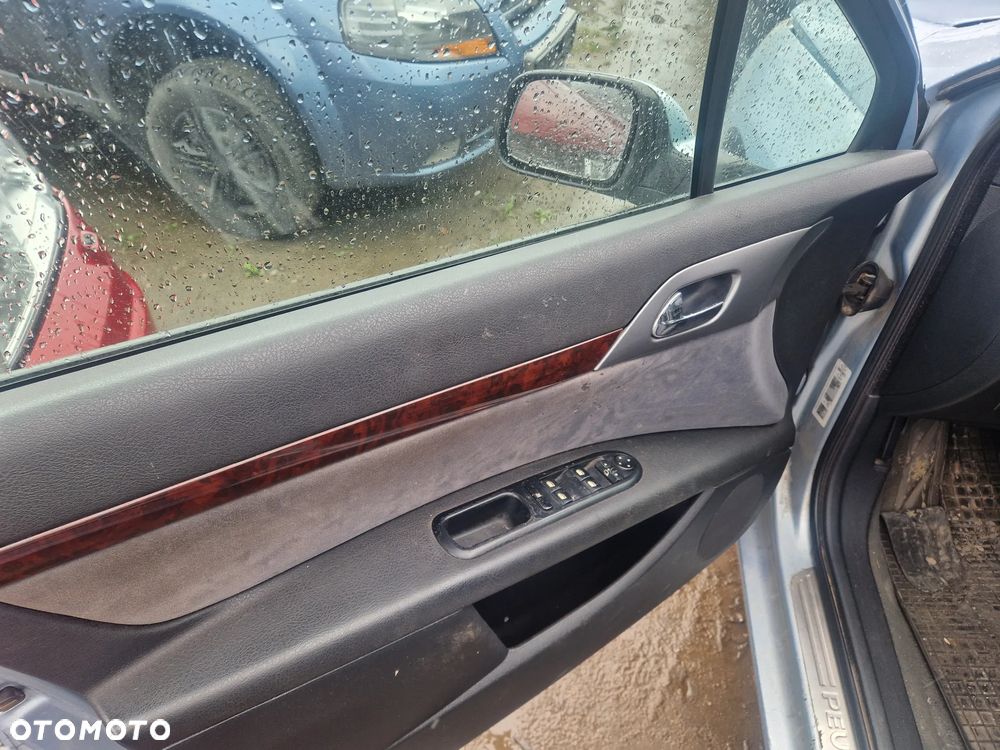 Peugeot 407 fotel fotele kanapa deska kokpit podsufitka boczek boczki klamka podłokietnik licznik prędkościomierz
