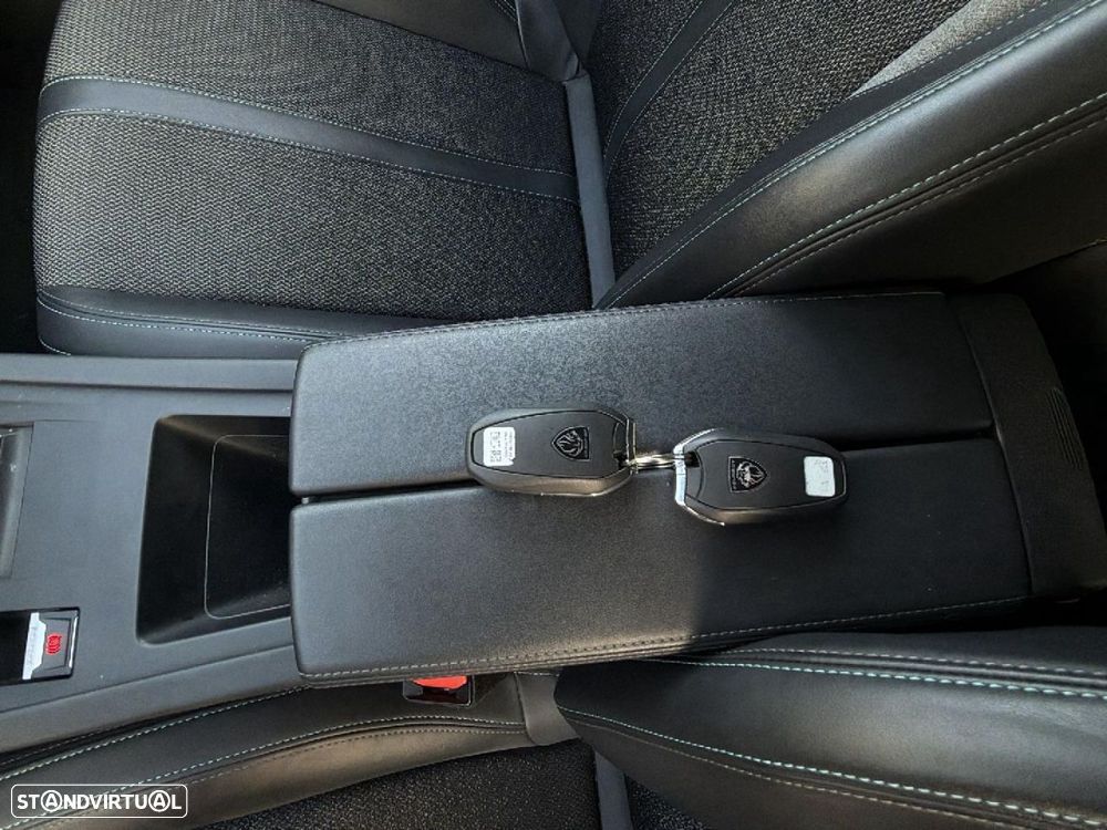 Peugeot 308 1.6 Hybrid Allure Pack e-EAT8 - 18