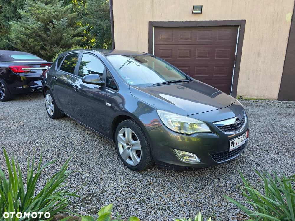 Opel Astra 2011 photo 2