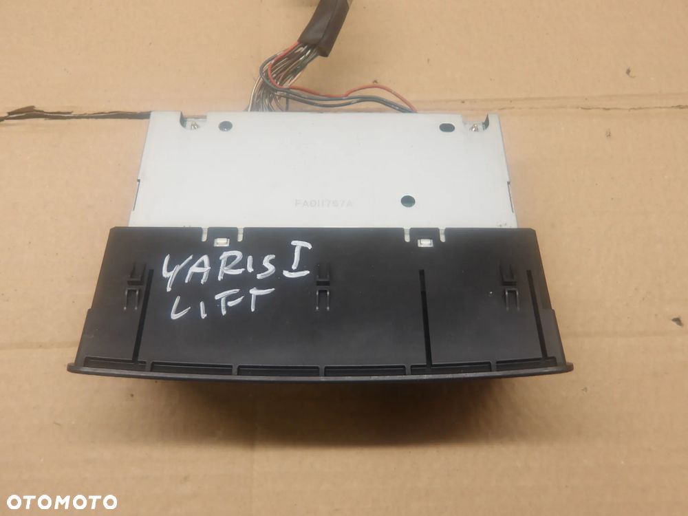 TOYOTA YARIS I 03-05 HB 5D RADIO WYŚWIETLACZ 861100D040 - 3