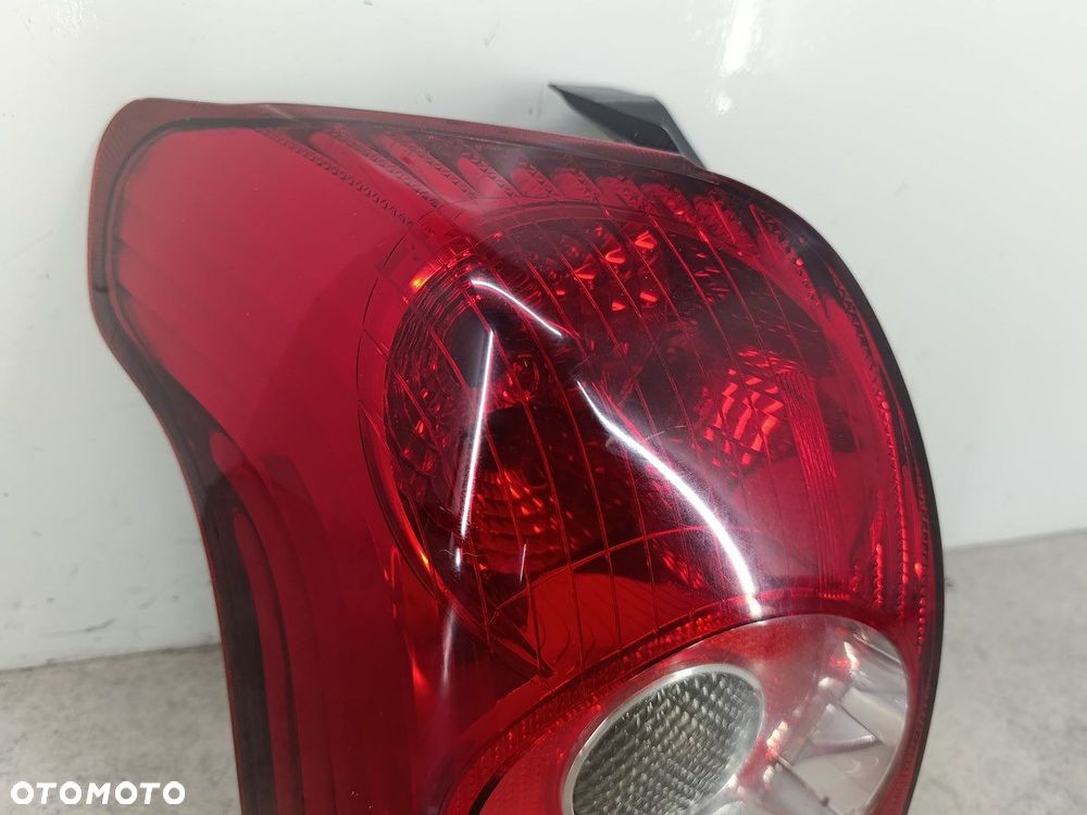 LAMPA TYLNA LEWA TOYOTA AVENSIS II T25 KOMBI - 5