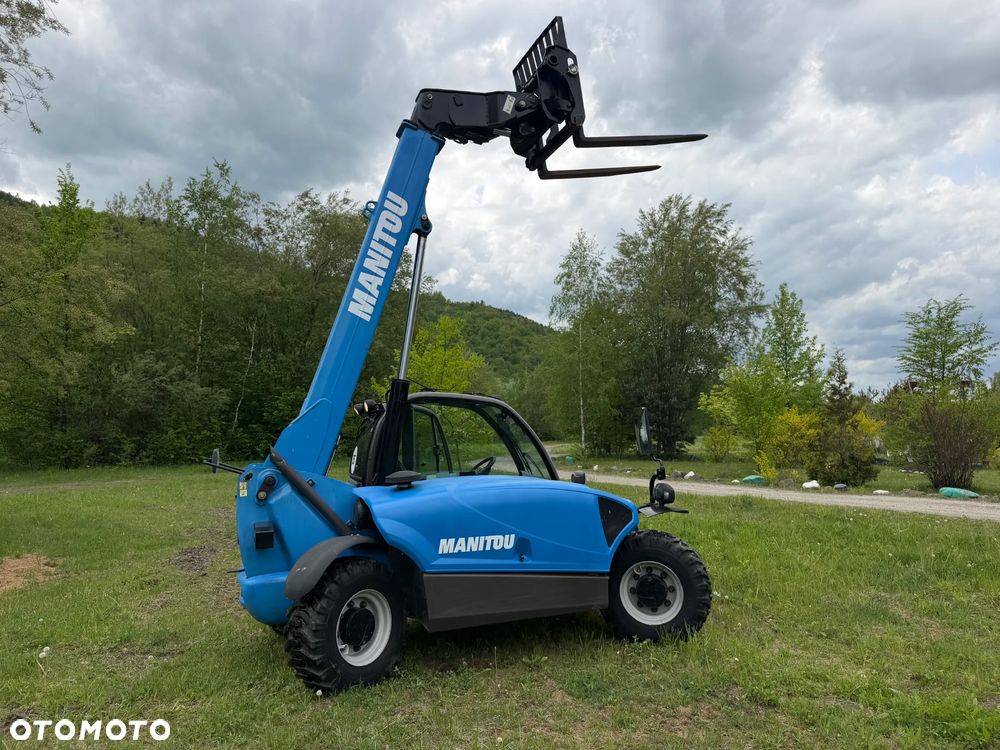 Manitou MT625H. Wersja COMFORT lepsza od Easy!! Ładowarka Teleskopowa 6 metrów Wysuw. Udźwig 2,5tony. Jak Nowa z Salonu. Pochodzi z Gospodarstwa Norweskiego! 2017rok. przebieg tylko 3200mtg. Silnik Kubota 4cyl. Mocny 80 Km. ZERO ZUŻYCIA ORYGINAŁ. Bez luzów i wycieków. Aktualna DEKRA BMWT. Mała Gabarytowo a Bardzo wydajna maszyna. Opony Nowe! Szybka wolna jazda. 3tryby skrętu! Zadbany sprzęt. Okazja - 23