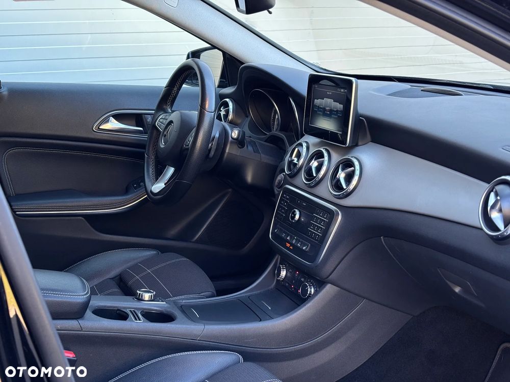 Mercedes-Benz GLA 200 7G-DCT Urban - 18
