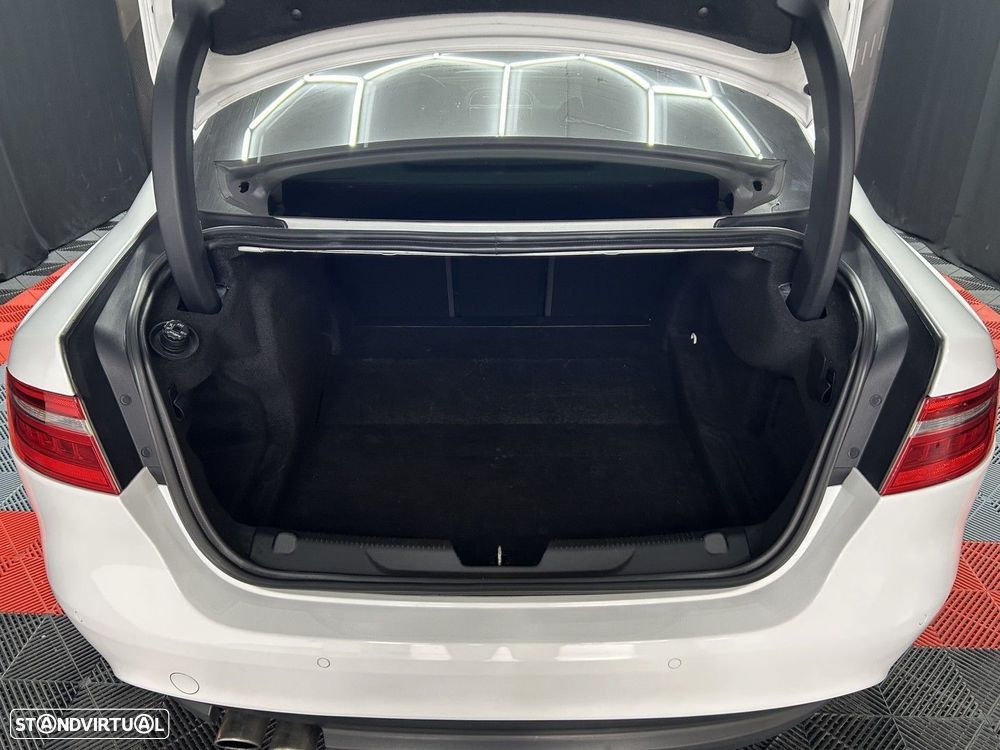 Jaguar XE 2.0 D R-Sport Aut. - 19