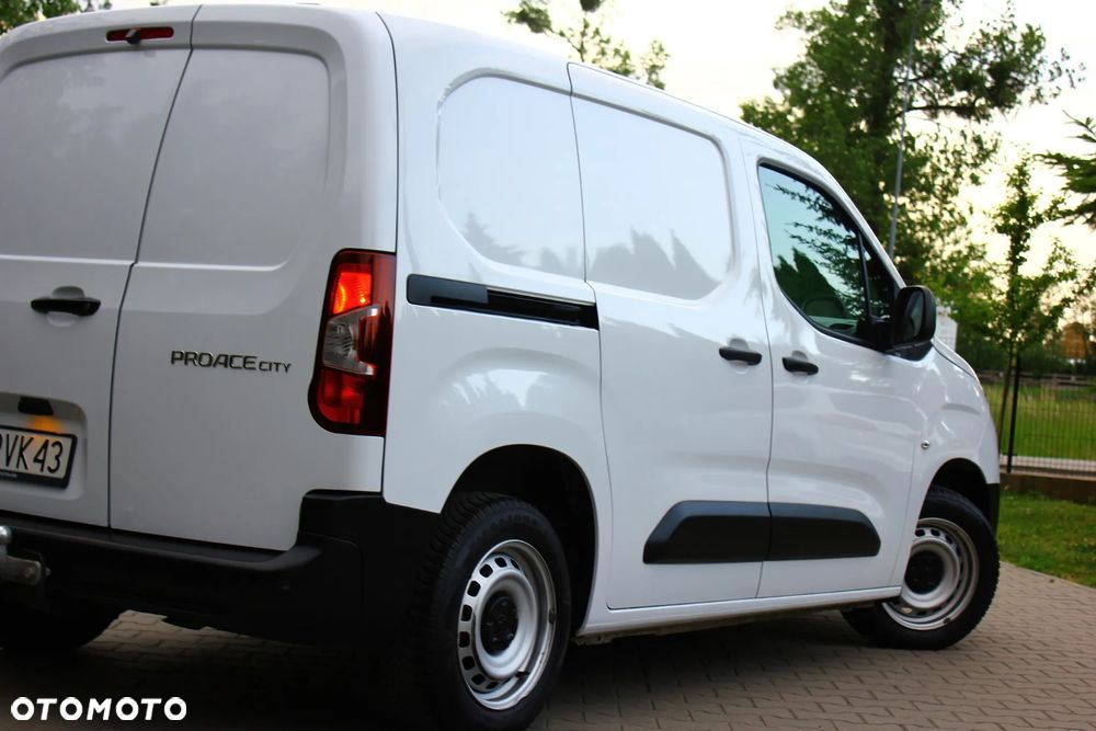 Toyota PROACE CITY BLASZAK 2 OSOBOWY 1.2 D-4T BENZYNA 110KM PEWNE AUTO FV23% - 13