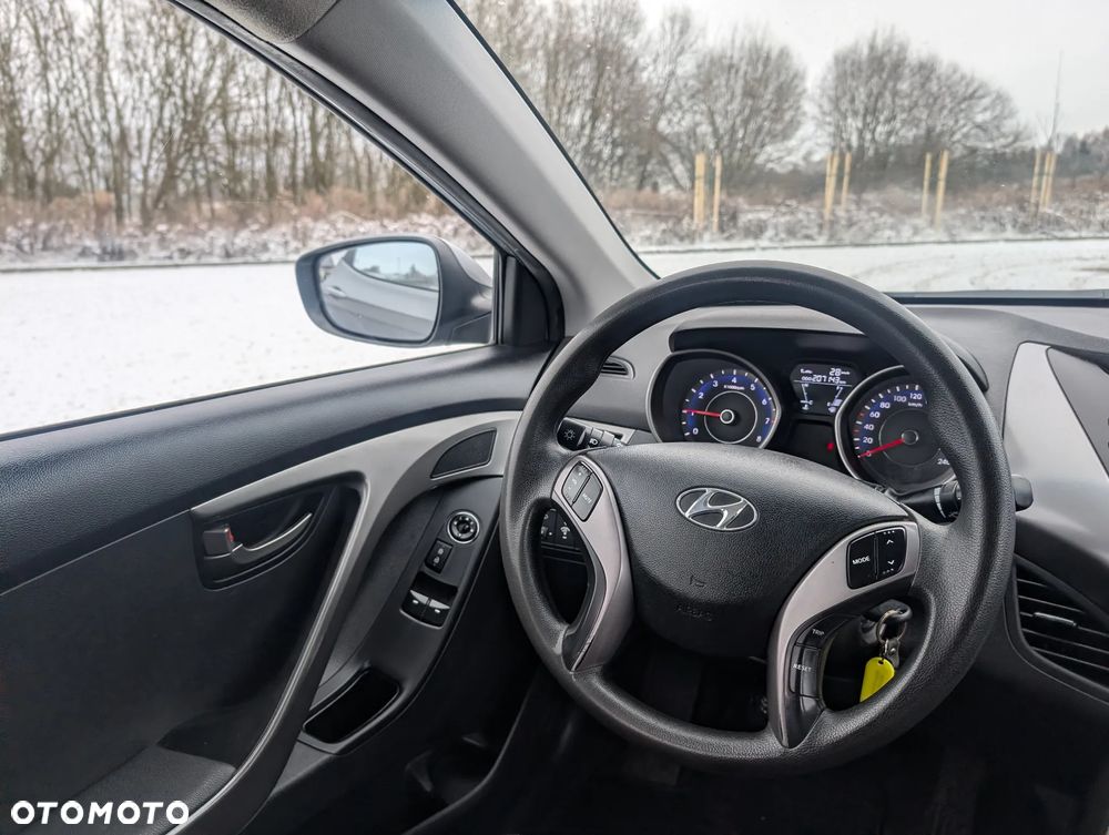 Hyundai Elantra 1.6 Comfort - 12