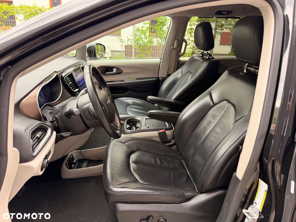 Chrysler Pacifica - 11