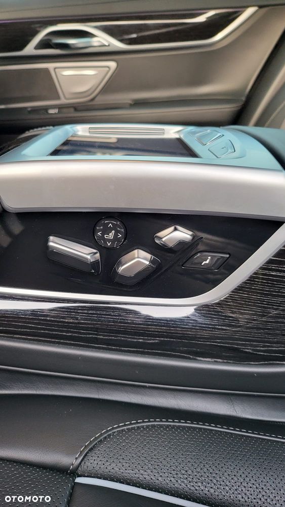 BMW Seria 7 740d xDrive - 28