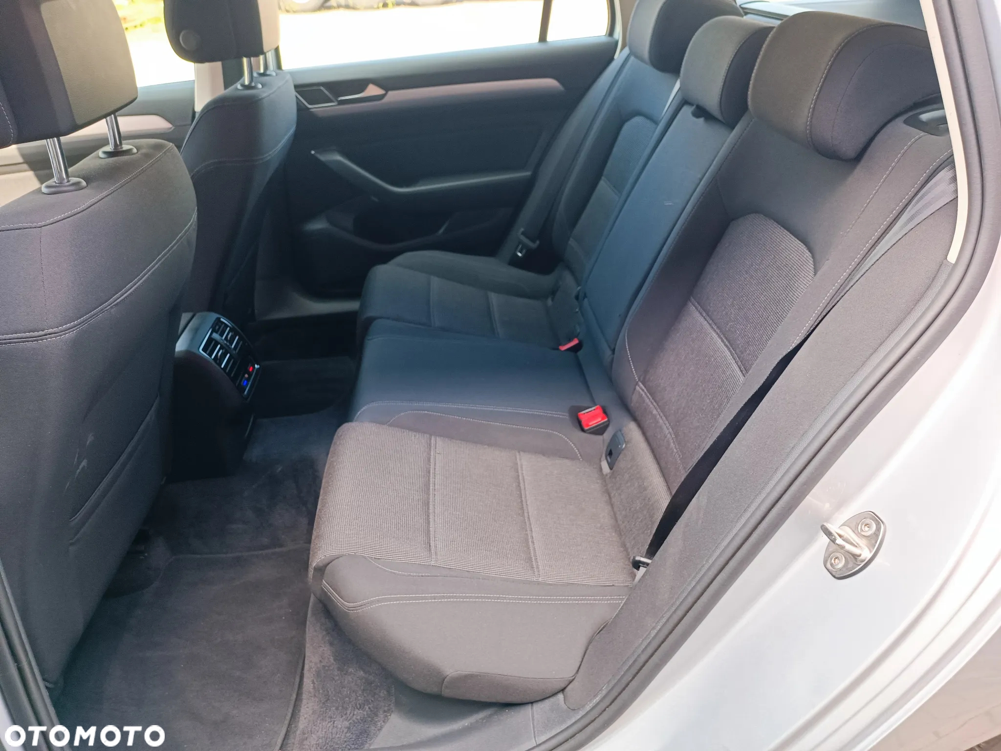 Volkswagen Passat - 11