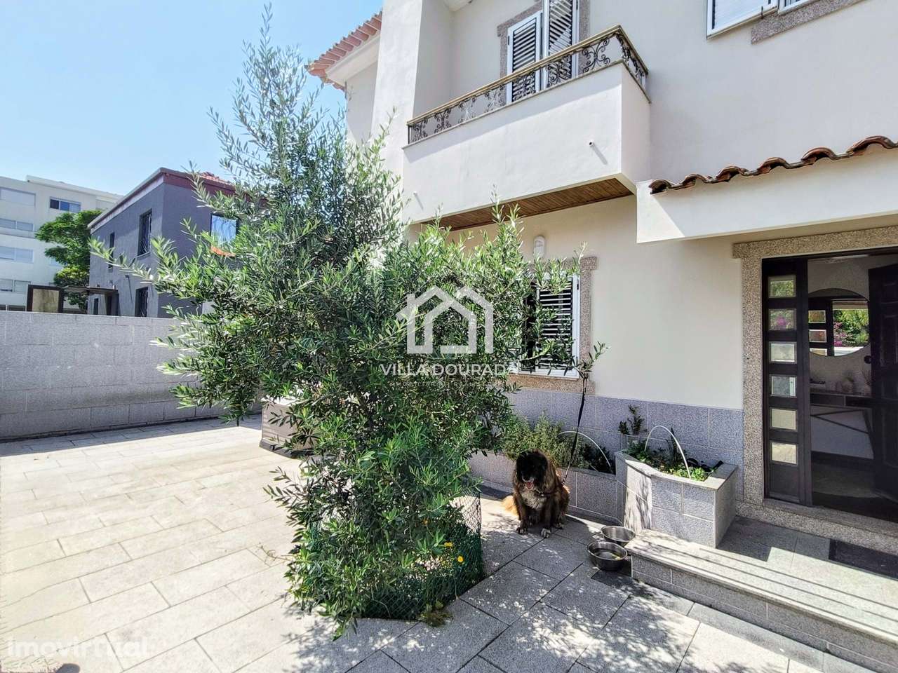 Moradia T3 ao centro de Pereiró com piscina. Aproveite! - Grande imagem: 2/40