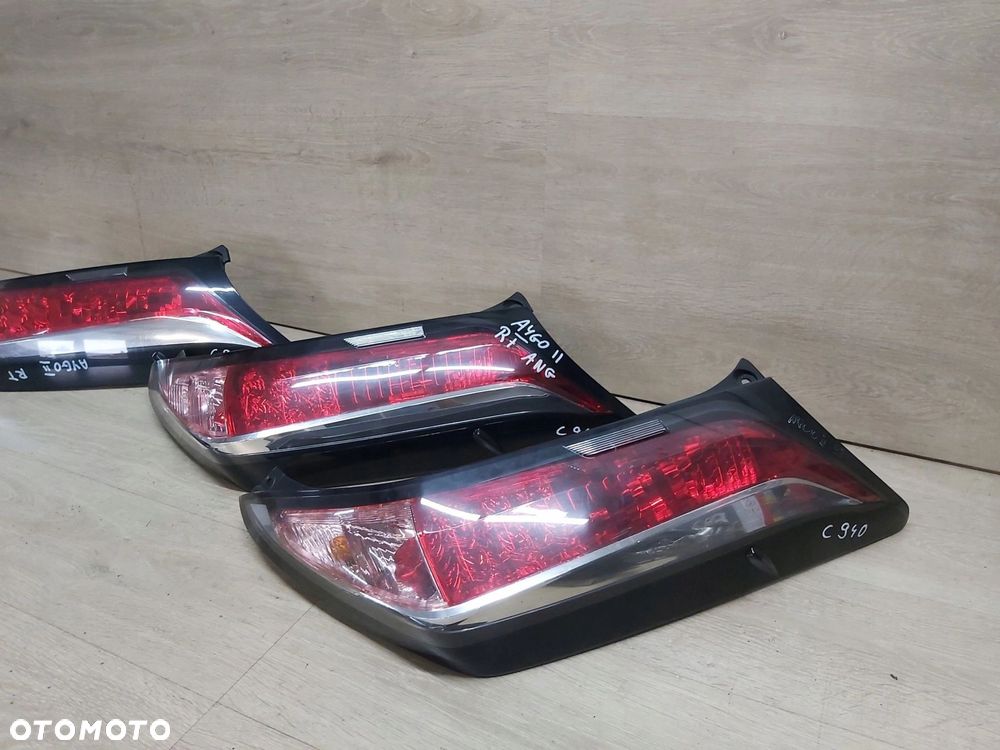 Toyota AYGO II lampa prawy tył prawa UK - 1