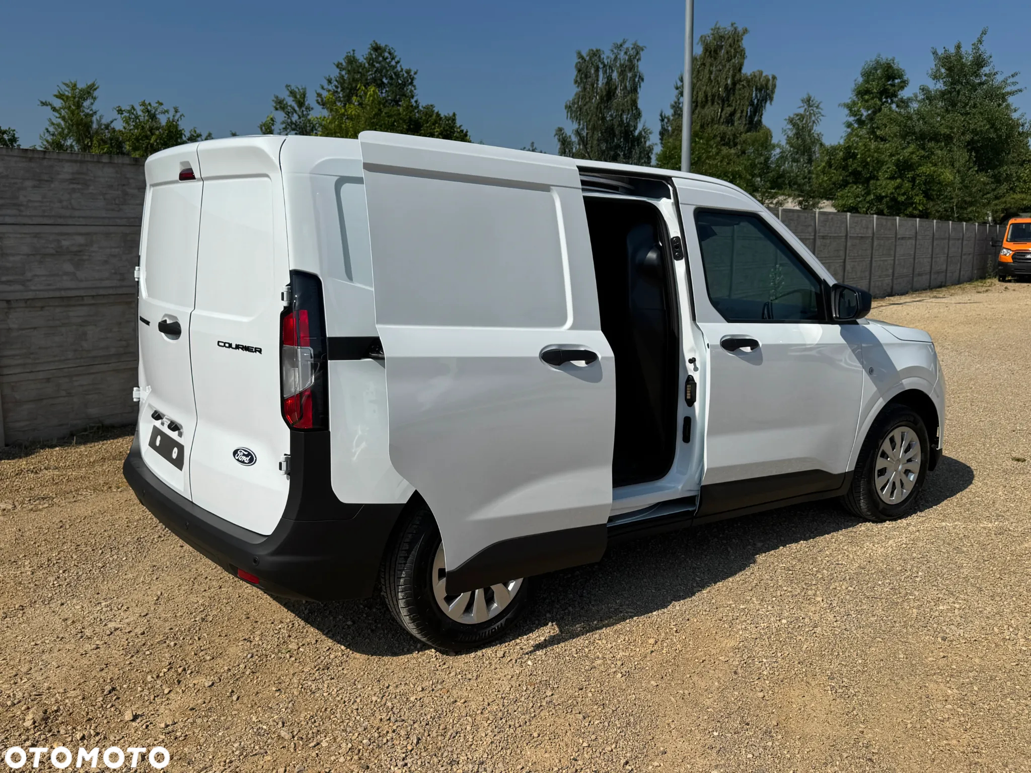 Ford Transit Courier - 14