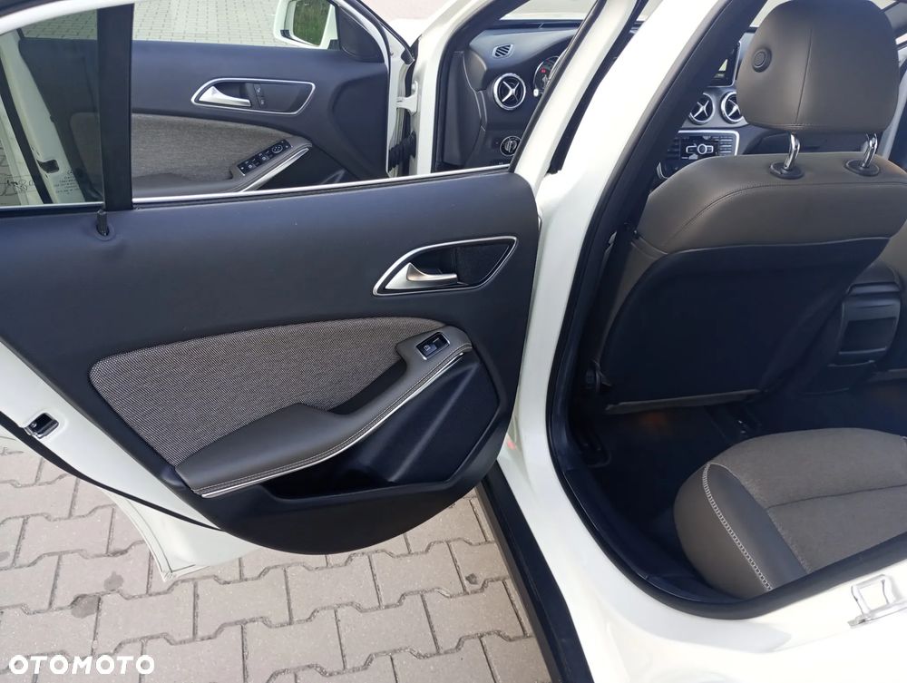 Mercedes-Benz GLA 200 UrbanStyle Edition - 19