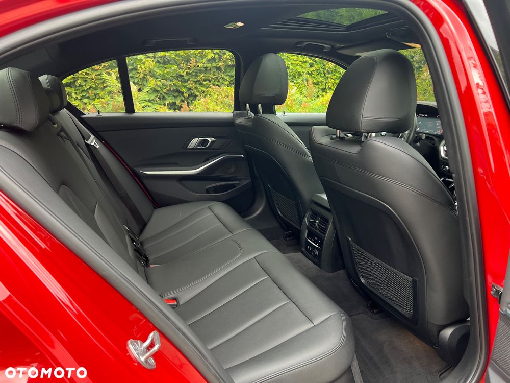 BMW Seria 3 330i xDrive M Sport - 10