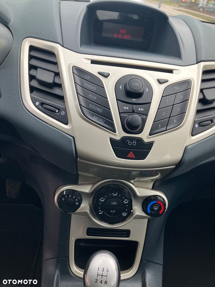 Ford Fiesta 1.4 Ghia - 10