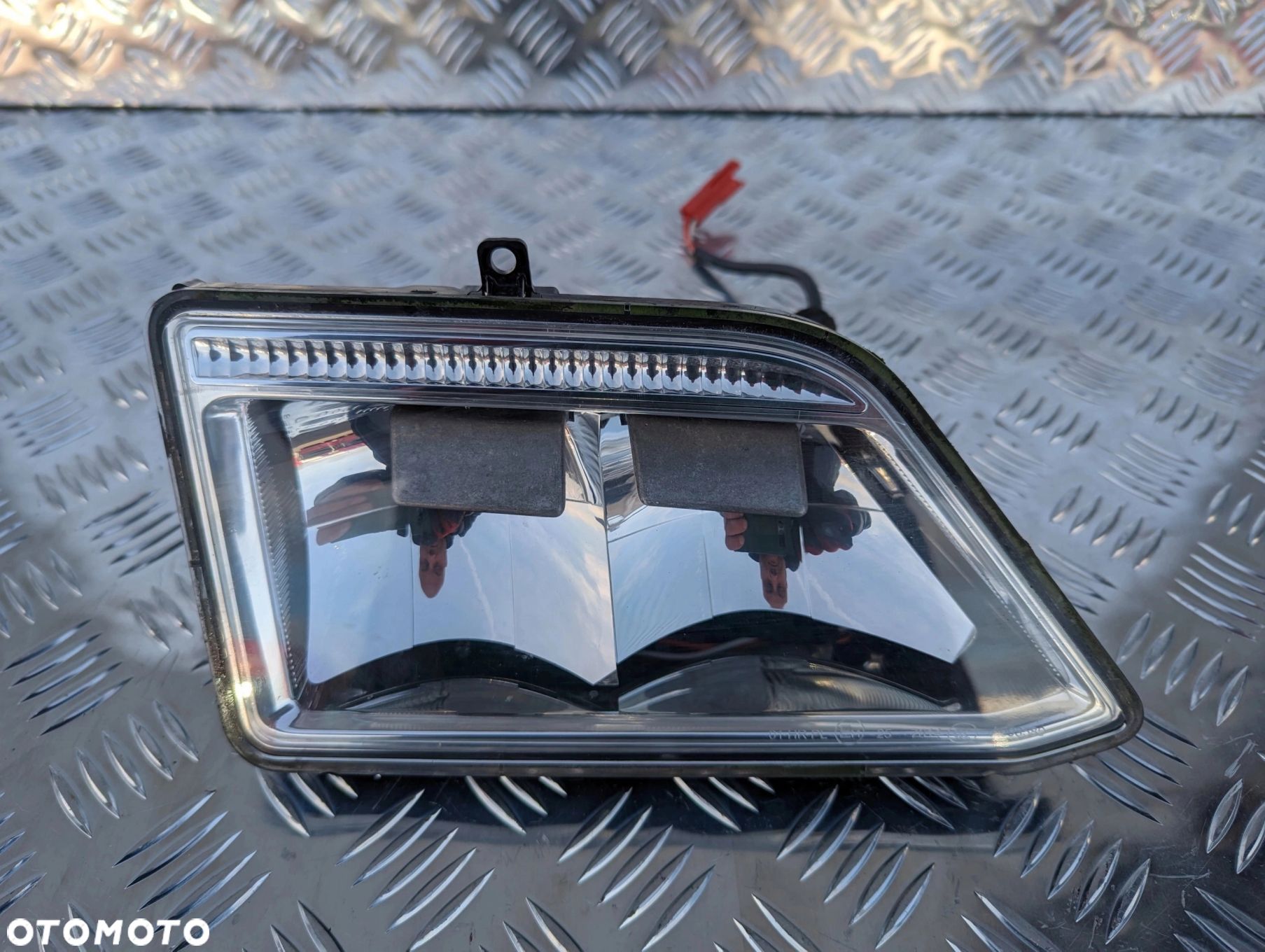 HALOGEN DACHOWY GLOBU PRAWY Z RAMKĄ SCANIA NTG - 1