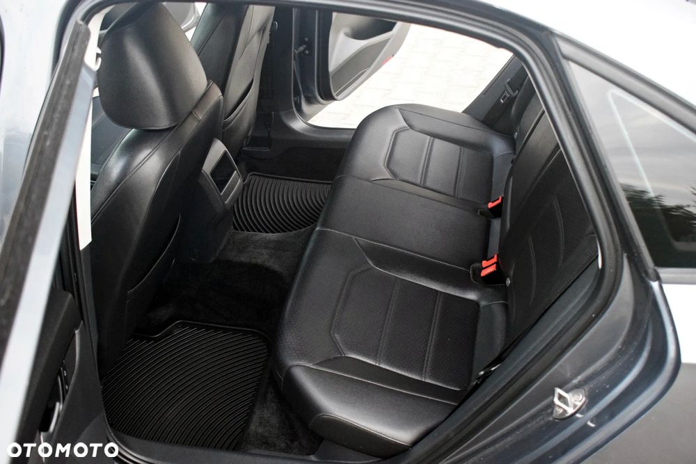 Volkswagen Passat - 33