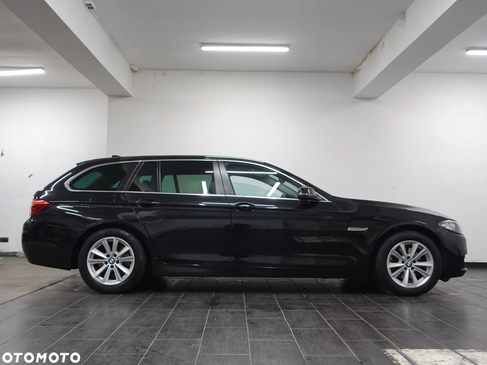 BMW Seria 5 520d xDrive Touring - 11