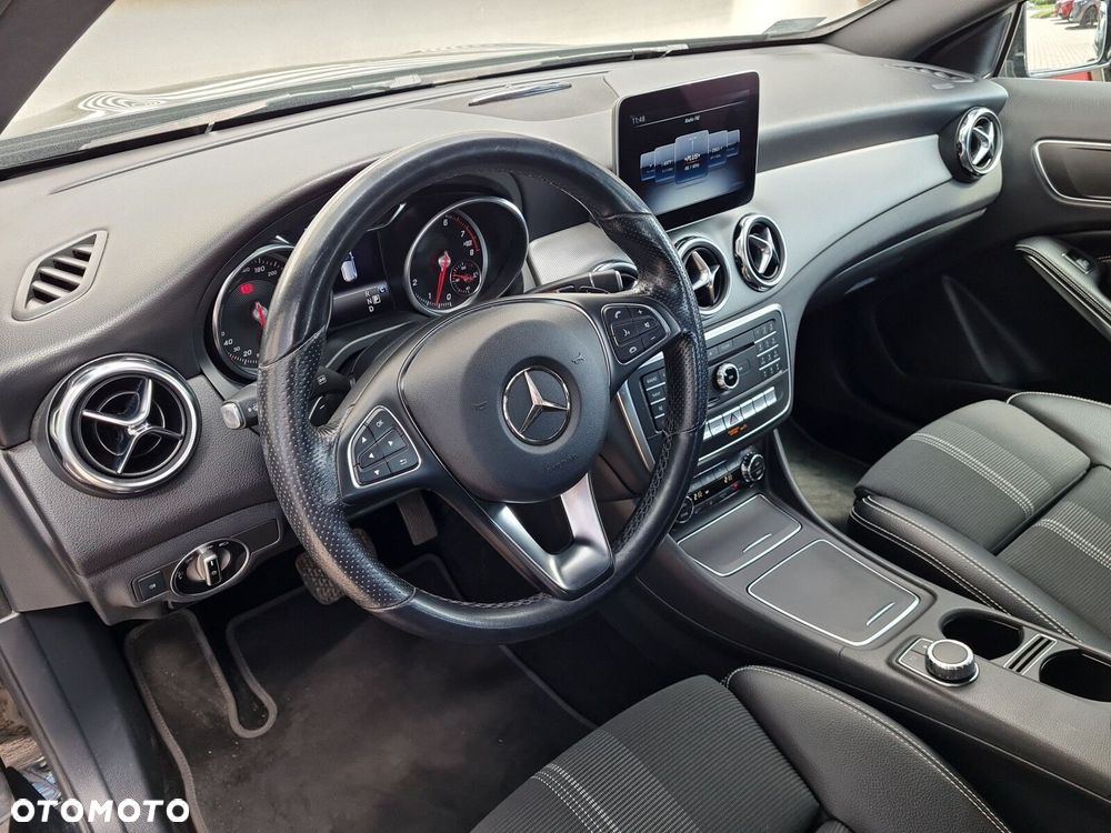 Mercedes-Benz GLA 180 7G-DCT Urban - 10