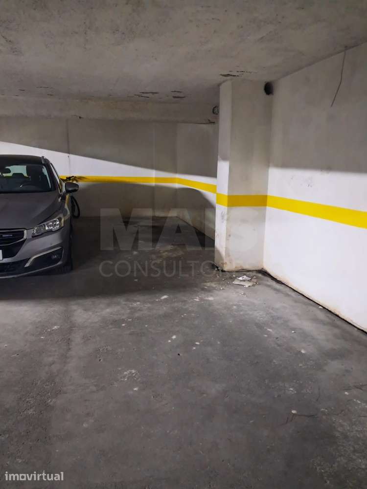 Parqueamento junto à Avenida 1º de Maio - Grande imagem: 5/6