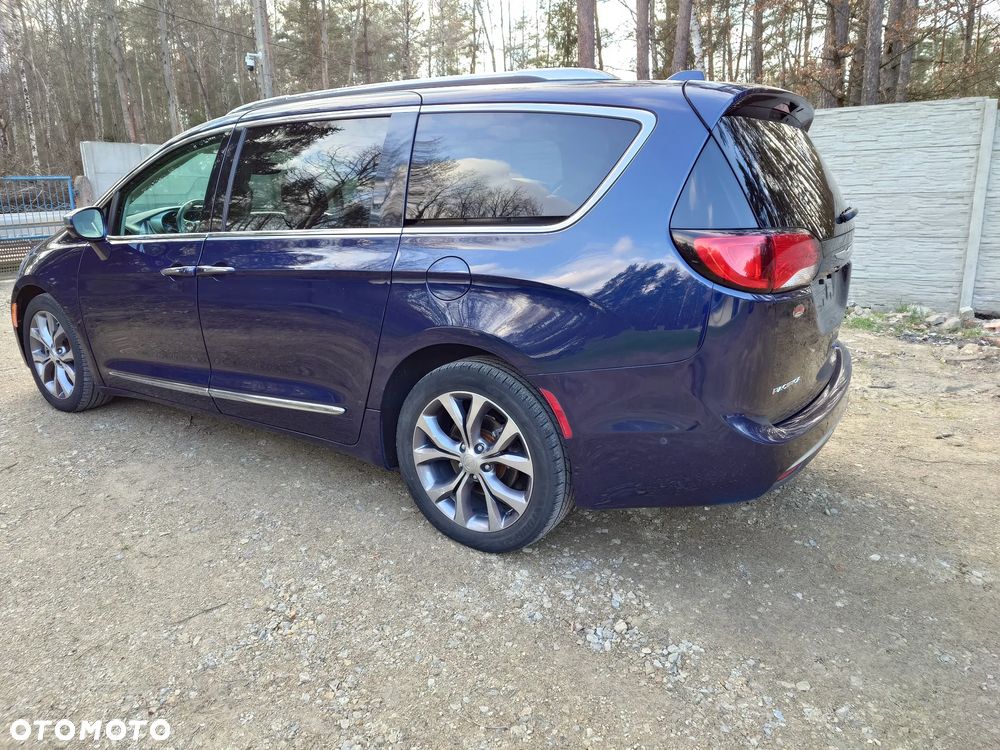 Chrysler Pacifica - 4