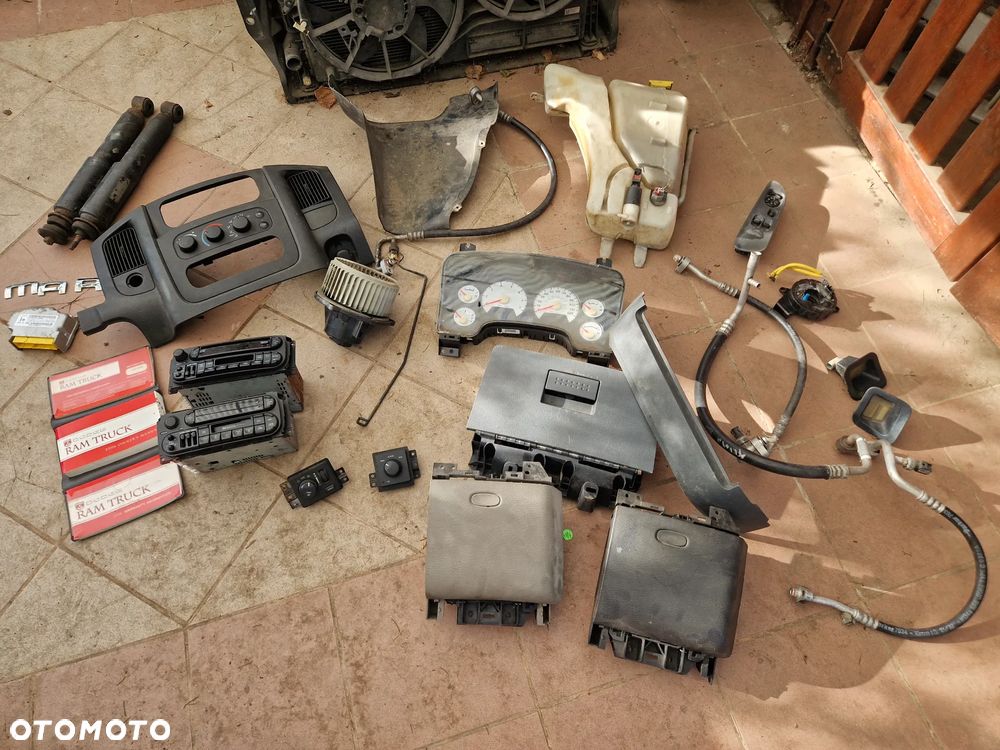 Dodge Ram Schowek Licznik Taśma Air Bag Plastik Włącznik Świateł Amortyzatory Przednie Zbiornik Listwa Przewody Klimatyzacji 05 09 - 1