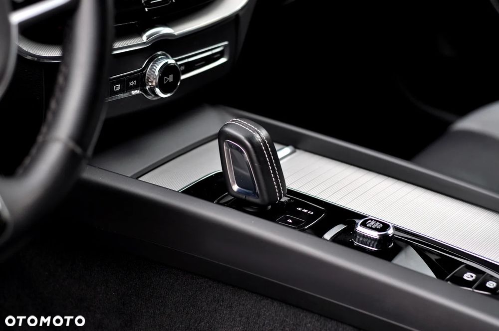 Volvo XC 60 B4 D Plus Dark - 17