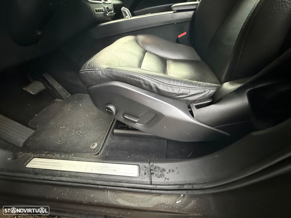 Volvo XC 60 2.0 T8 PHEV R-Design AWD - 14