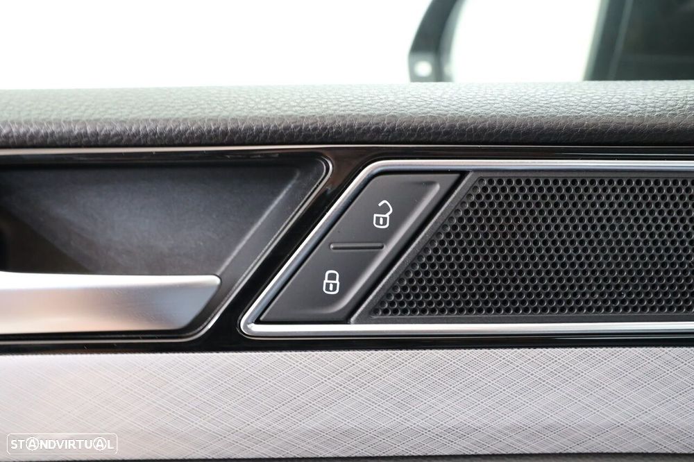 VW Passat Variant 2.0 TDi Business DSG - 17