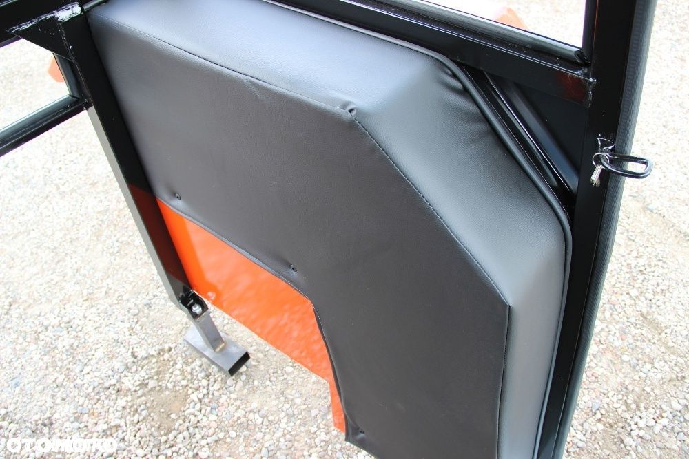 Kabina ciągnikowa do ciągnika MF 235 255 z błotnikami CE - 5