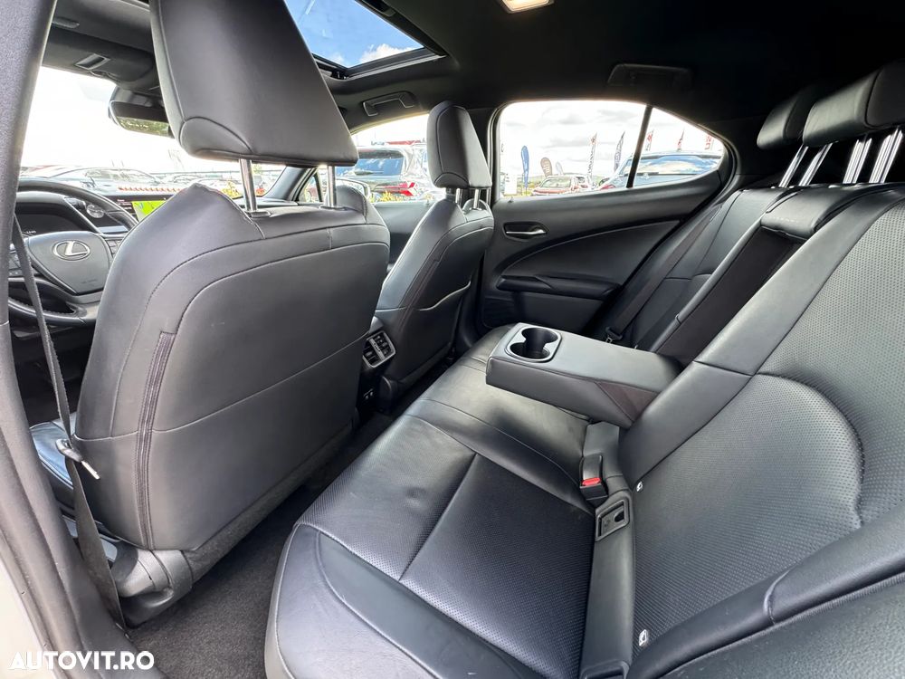 Lexus UX 250h FWD Business - 26