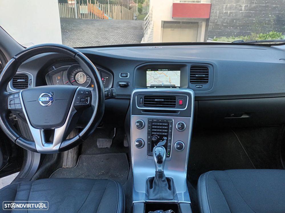 Volvo V60 Cross Country 2.0 D3 Momentum Geartronic - 3