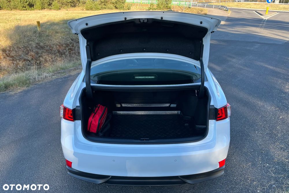 Lexus IS 300h F Sport - 26