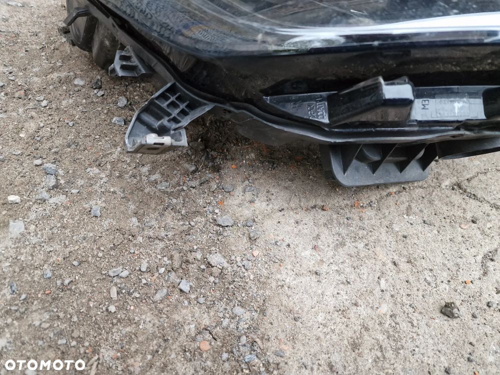 Reflektor  prawa  przód  Renault  megane IV 260100141R - 3