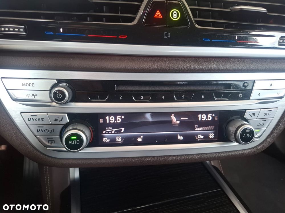 BMW Seria 7 740e iPerformance - 33