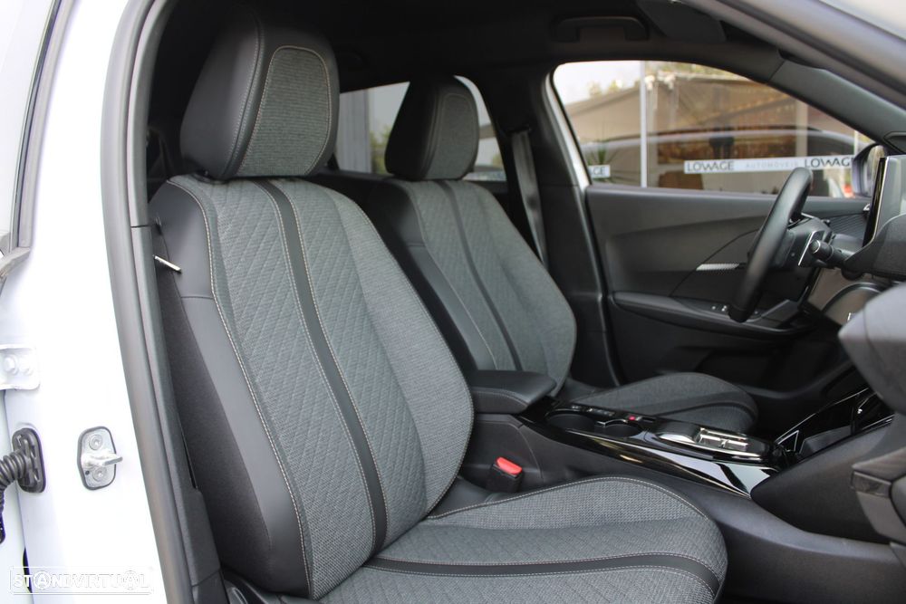 Peugeot 2008 1.2 PureTech Allure EAT8 - 38