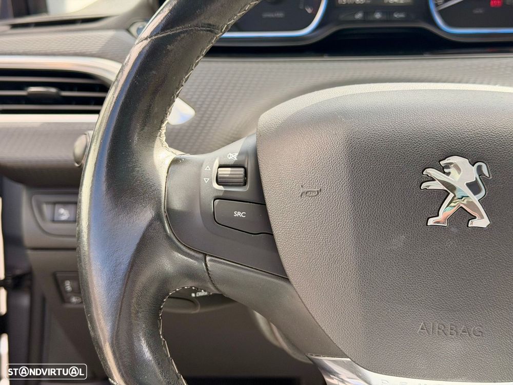 Peugeot 2008 1.2 PureTech Allure Pack - 29