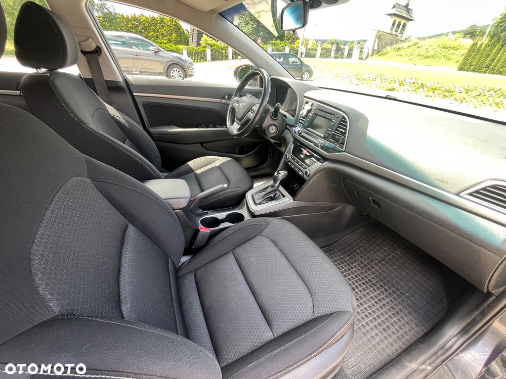 Hyundai Elantra 1.6 Style - 12