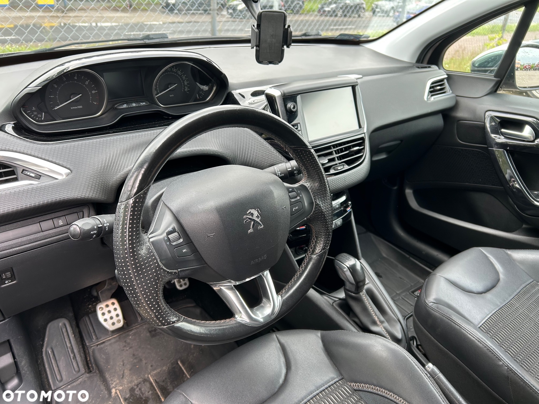Peugeot 208 - 8