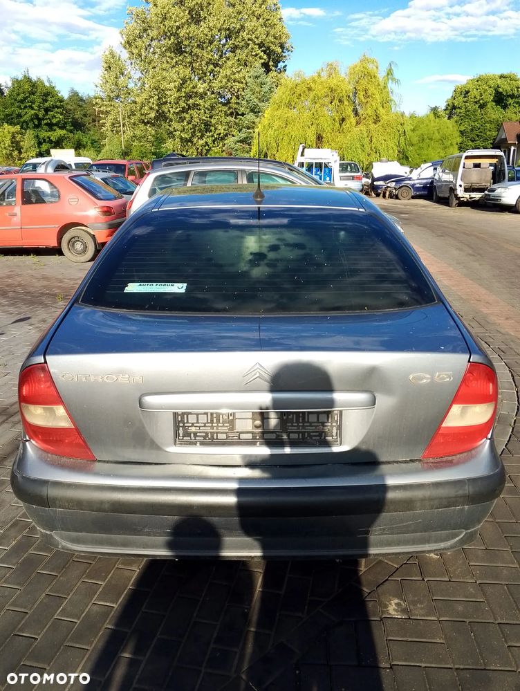 Citroen C5 I przed Lift (01-04r.) 1.8B 115KM. Silnik 6FZ EW7J4 Skrzynia 20DL29 lakier EYT.Cały na części. GWARANCJA !!! Przód Tył Zestaw Komplet Drzwi Klapa Zderzak Błotnik Maska Grill Atrapa Szyba Pas Lampa Lusterko Boczki Fotel Kanapa Kokpit Deska Rozdzielcza Przełącznik Włącznik Sterownik Przewody Wiązka Instalacja Moduł Komputer Czujnik Listwa Pompa Alternator Wtryski Głowica Rozrusznik Kompresor Sprzęgło Dwumas Silnik Skrzynia ABS Klimatyzacji Paliwa Wspomagania Kolektor Turbina Przepustnica Zawór Chłodnica Koło Hak Belka Sanki Zawieszenie Mcpherson Półoś Amortyzator Wydech Tłumik Zacisk Most - 3