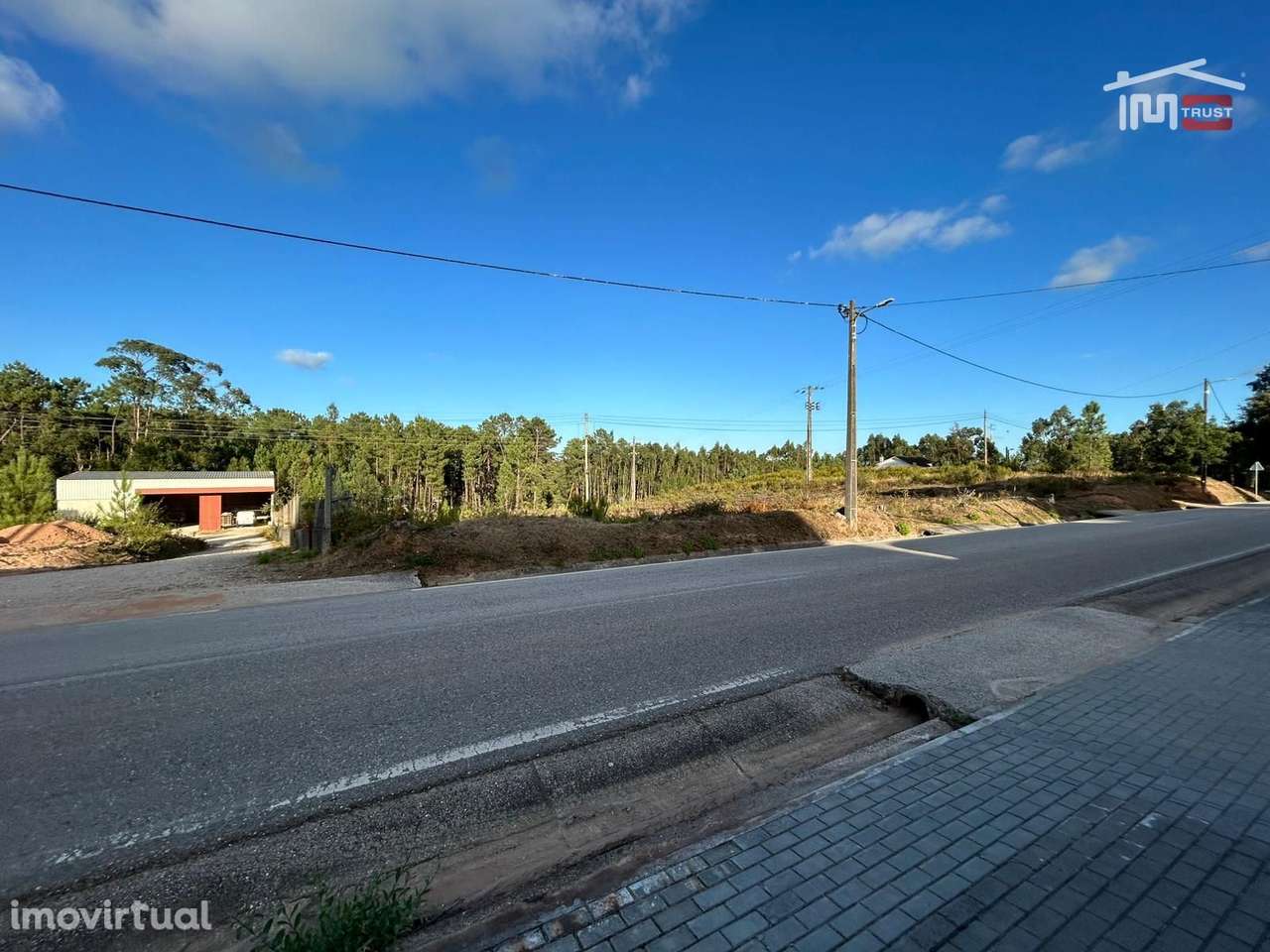 TERRENO COM 1670 m² E UMA ÁREA CONSTRUTIVEL DE 670 m² EM OURÉM - Grande imagem: 4/37