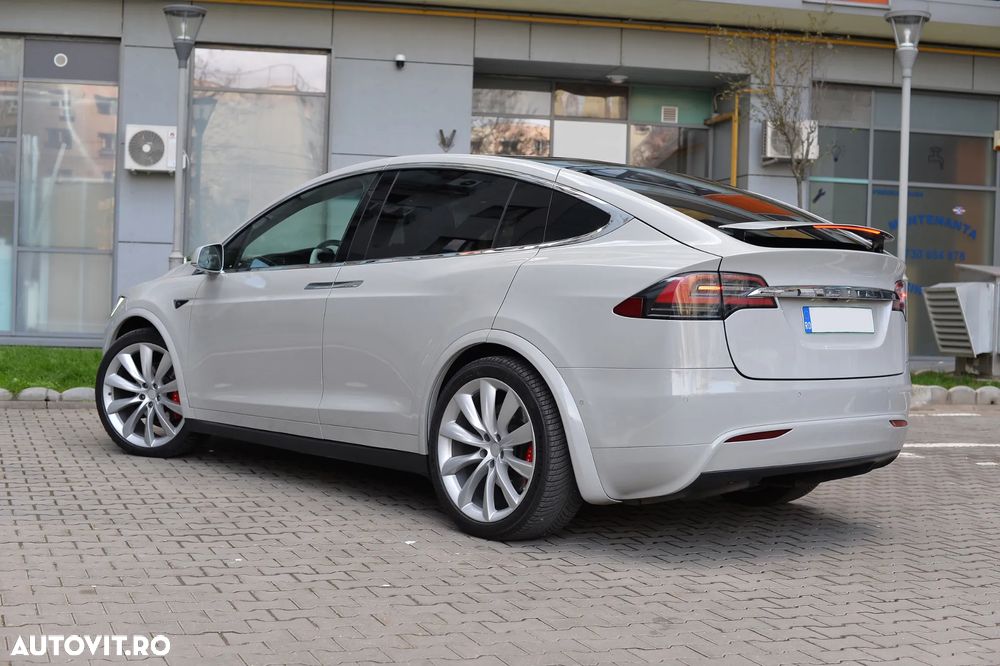 Tesla Model X - 11