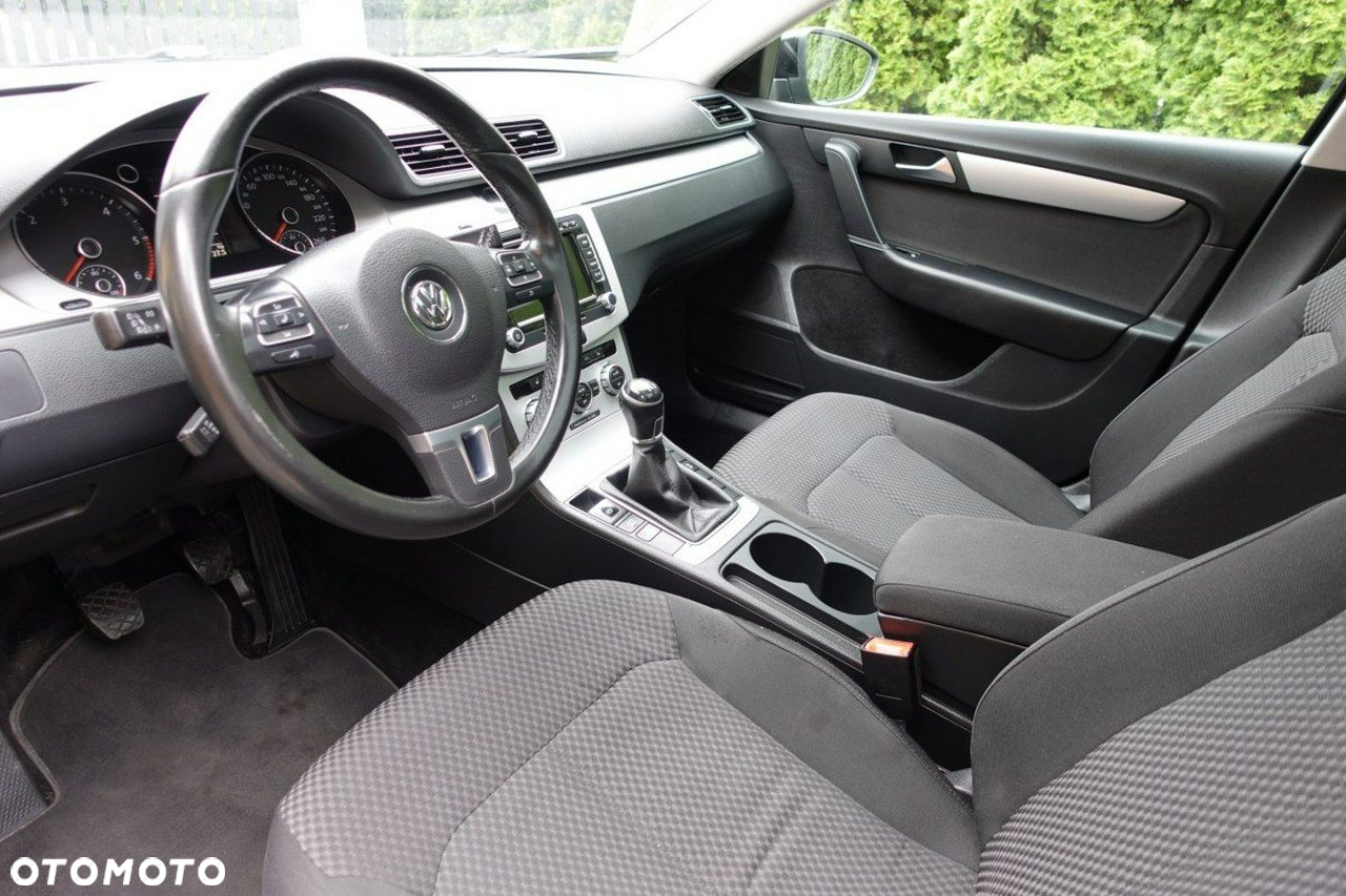 Volkswagen Passat - 11